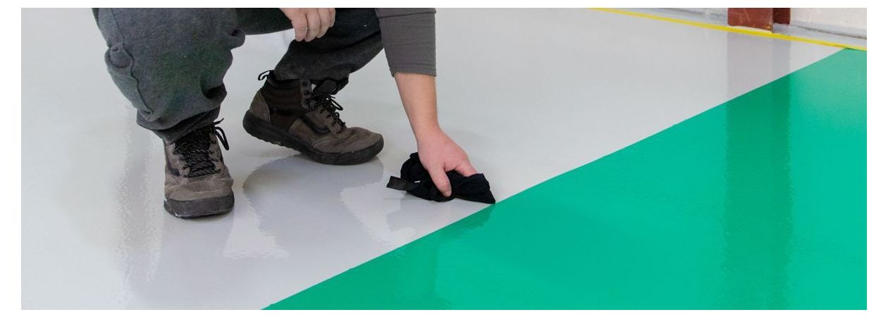 haren in je epoxy vloercoating wegpoetsen