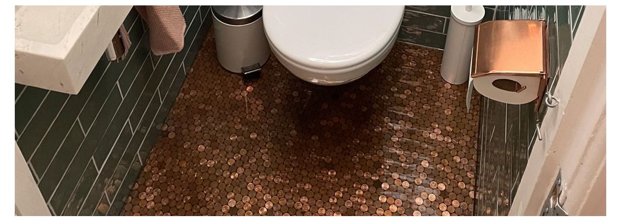 Een vloer waar 5 cent munten in verwerkt zitten met epoxy giethars