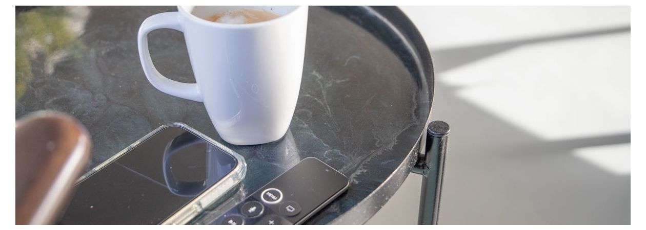 epoxy giethars tafel met heet kopje koffie