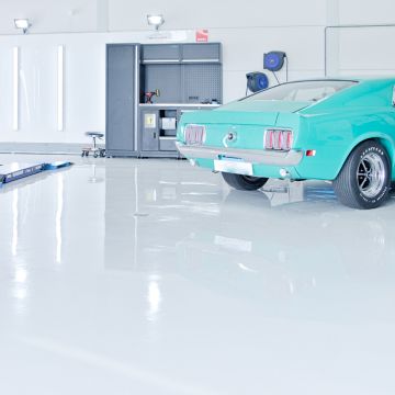 Een vloercoating met een geparkeerde oude mustang op de vloer, deze vloer is weekmakerbestendig.