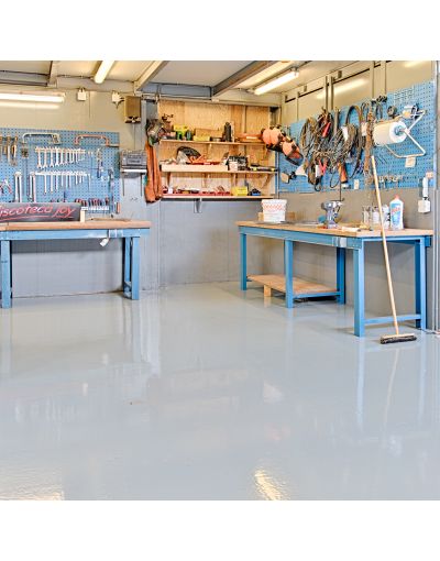 Een kleine garage met een vloercoating van Flow Resin