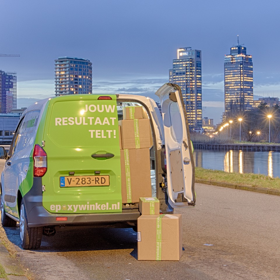 busje vol met epoxywinkel pakketjes