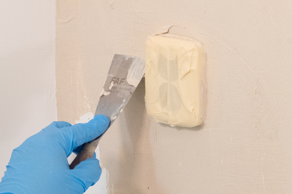 Met een plamuurmes kleine detail voorzien van beton cire