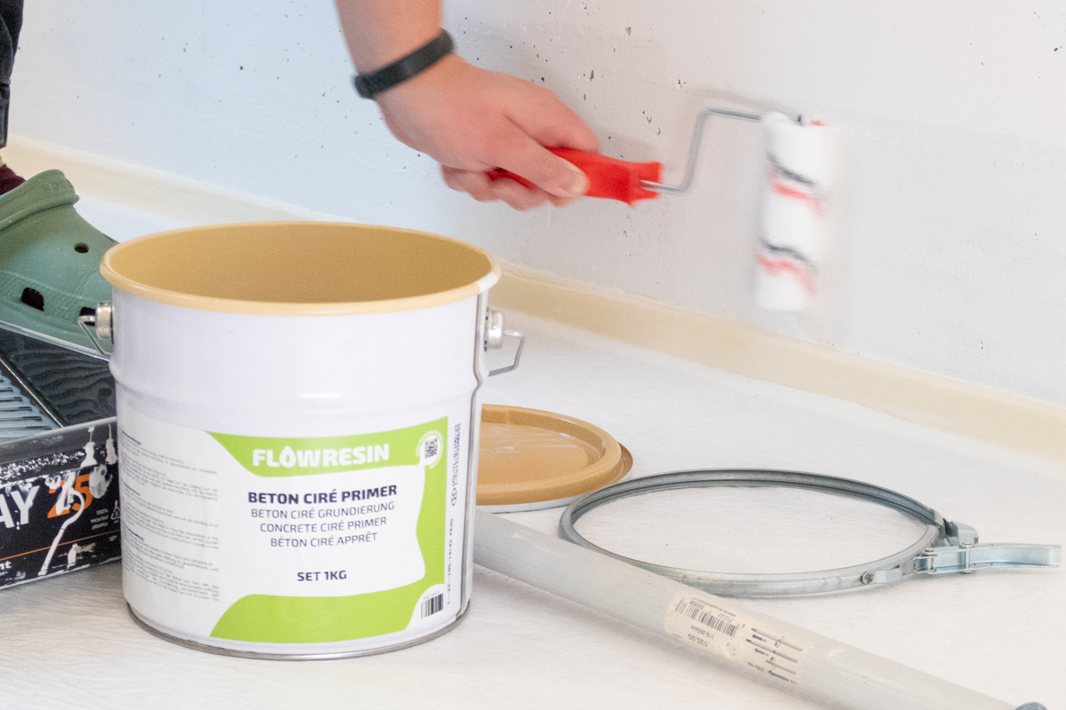 met een roller aanbrengen van de beton cire primer