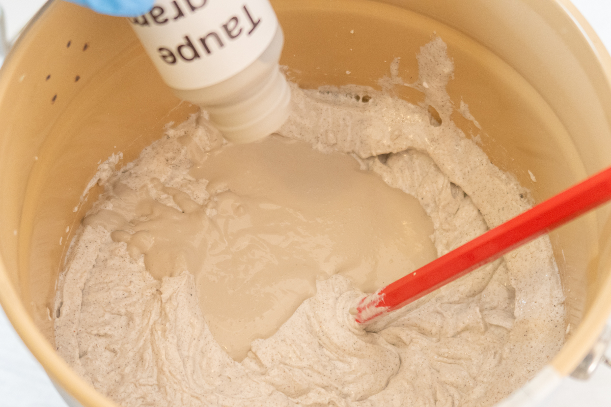 toevoegen van kleurstof aan het beton cire