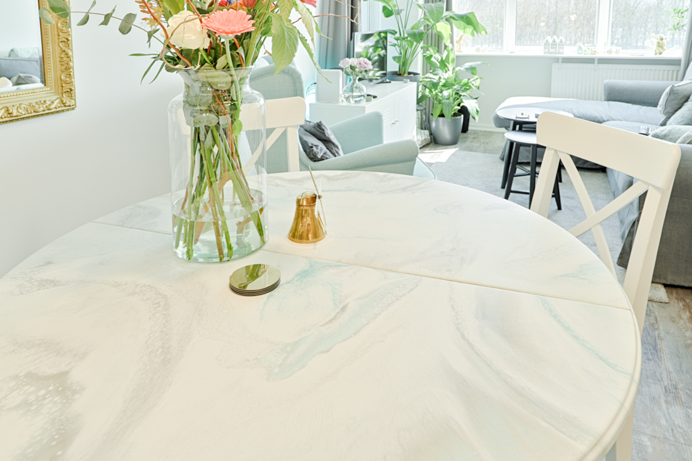 tafel met epoxy giethars mooie marmerkleuren