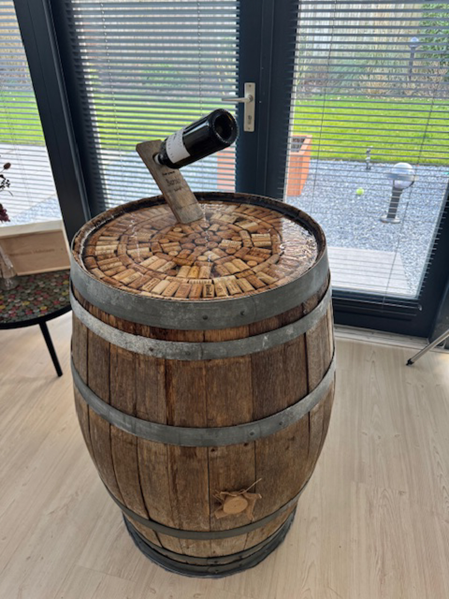 Overzicht foto van de gehele tafel waarop kurken zijn ingegoten met epoxy giethars