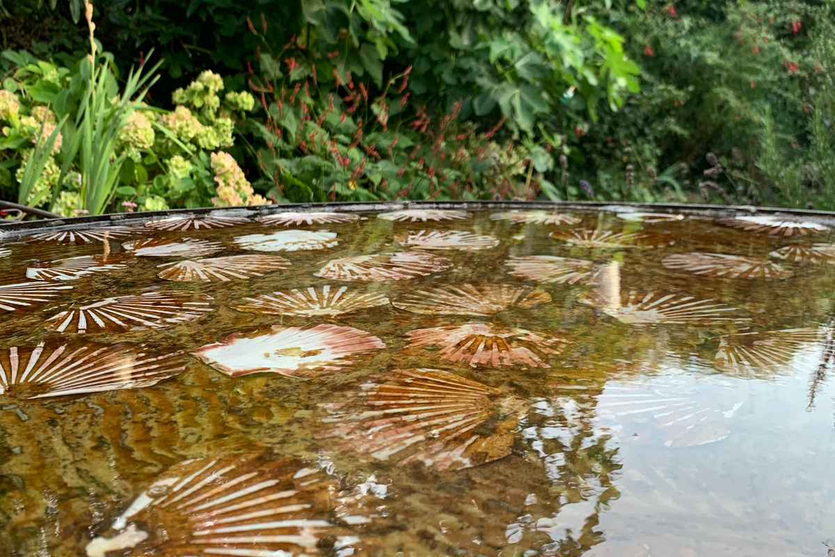 Epoxy giethars tuintafel closeup