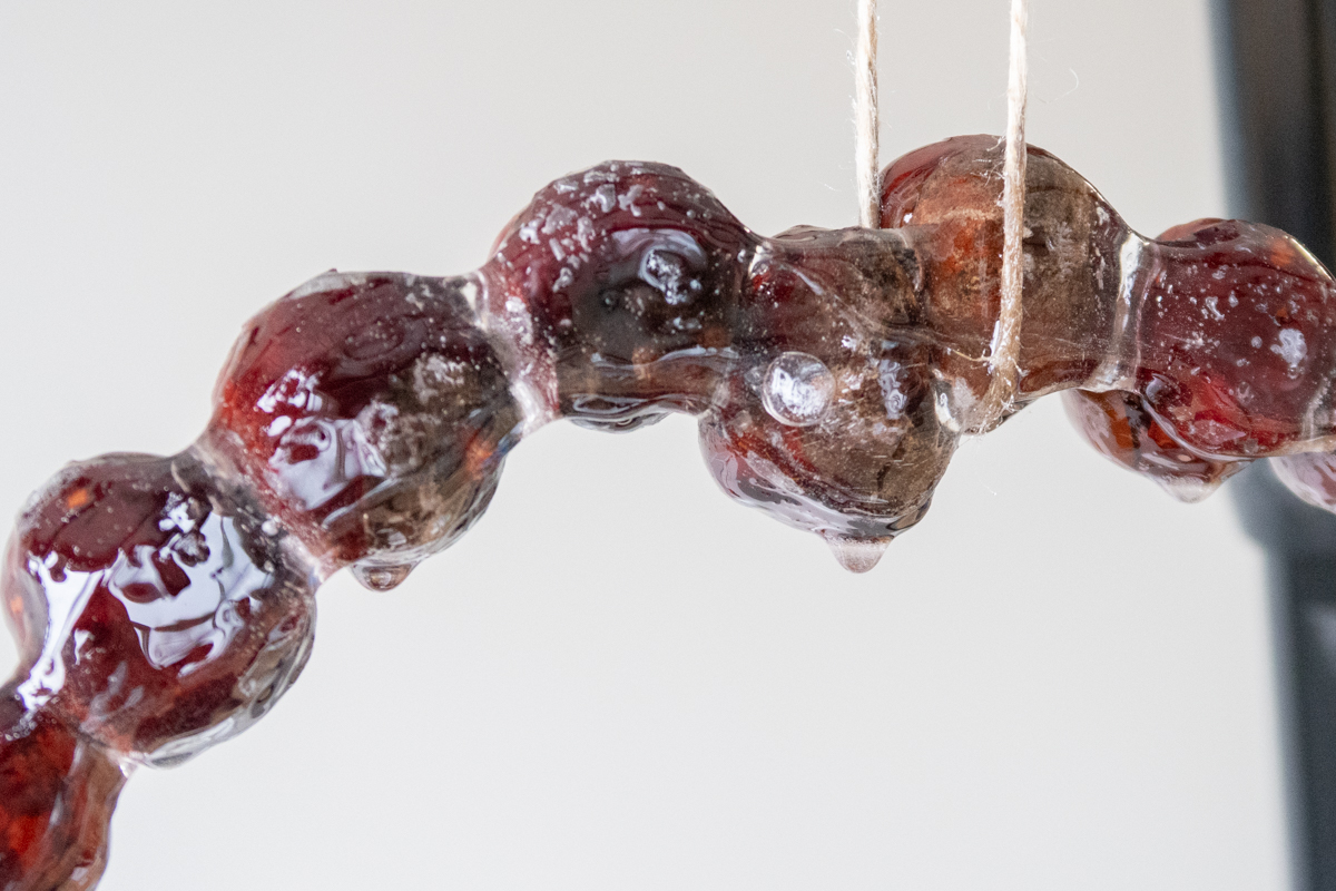 druppels epoxy giehtars welke aan het herfststukje hangen.