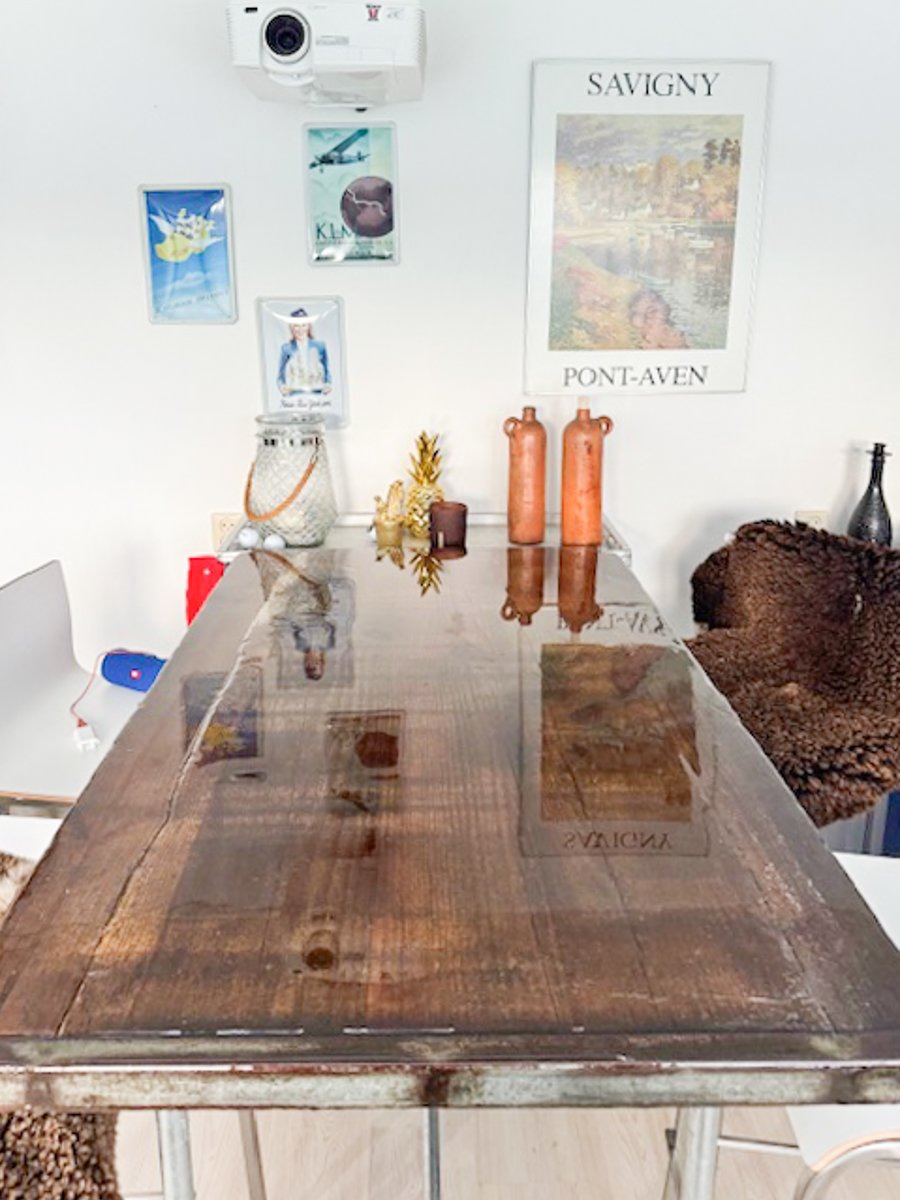 een steenschot tafel bedekt met een laag van epoxy giethars