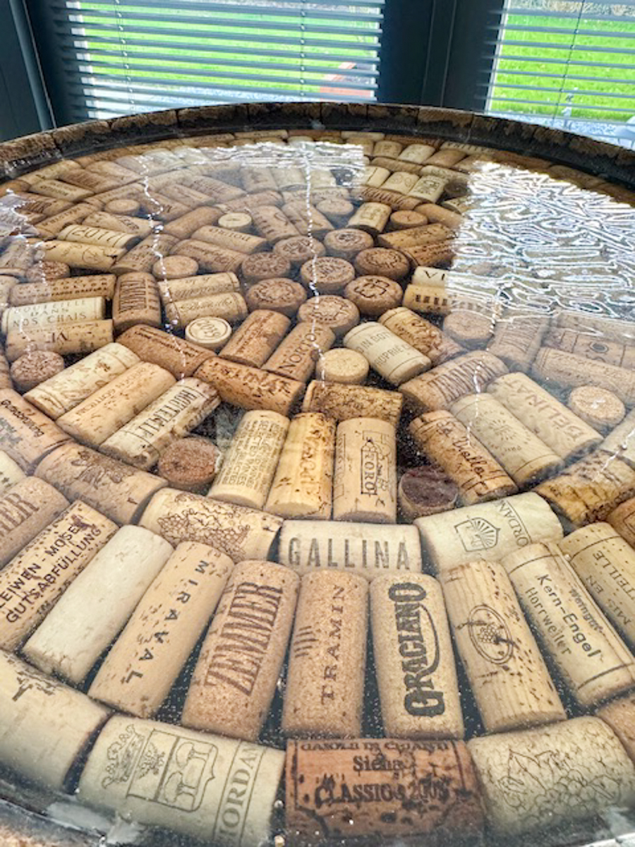 Een close up van de wijnkurken welke zijn ingegoten in de epoxy giethars