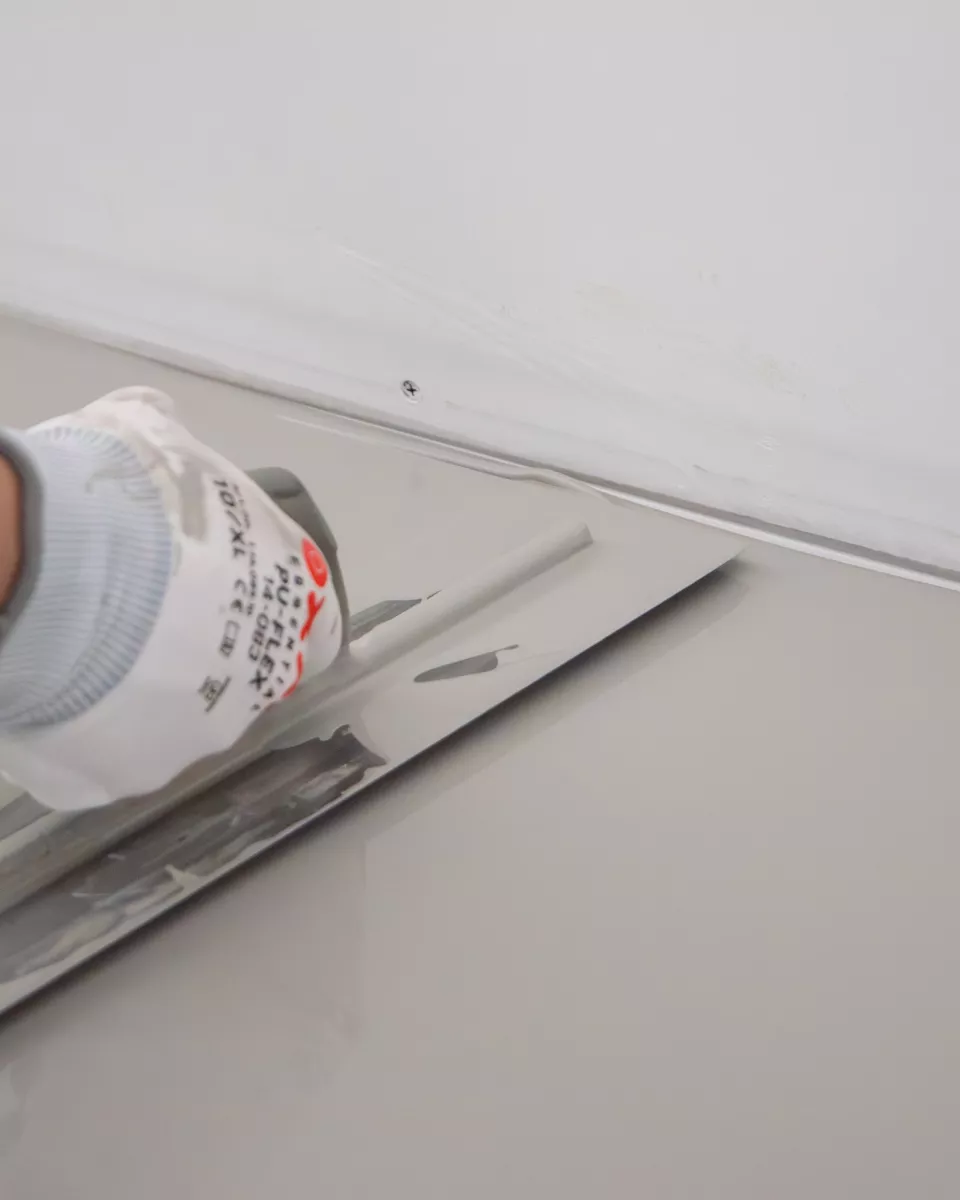 voorzichtig epoxyvloer aanbrengen